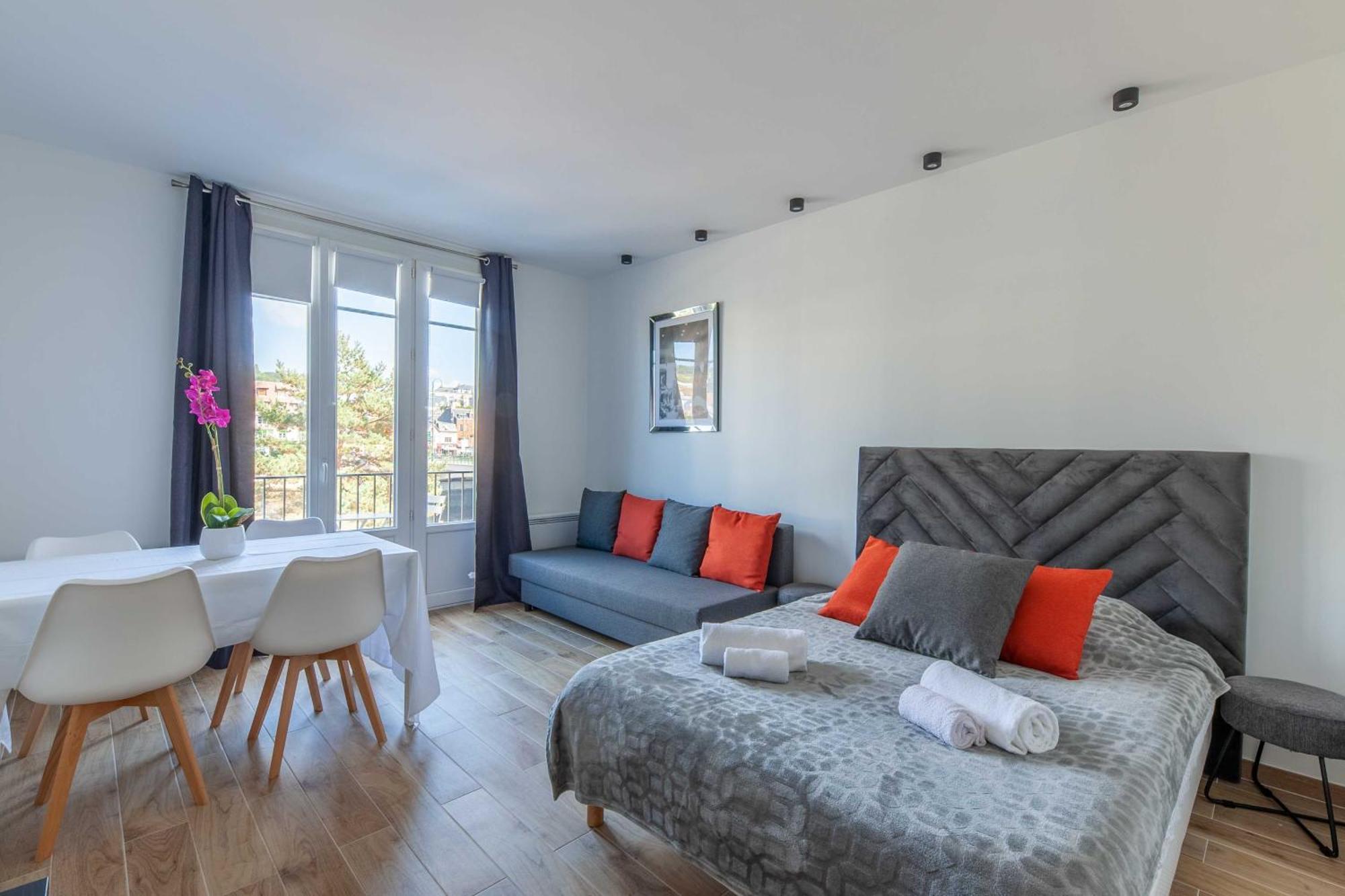 Studio Sleeps 4 With Terrace, 500M Place Morny دوفييل المظهر الخارجي الصورة