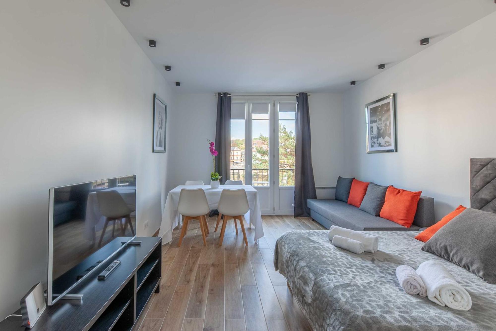 Studio Sleeps 4 With Terrace, 500M Place Morny دوفييل المظهر الخارجي الصورة