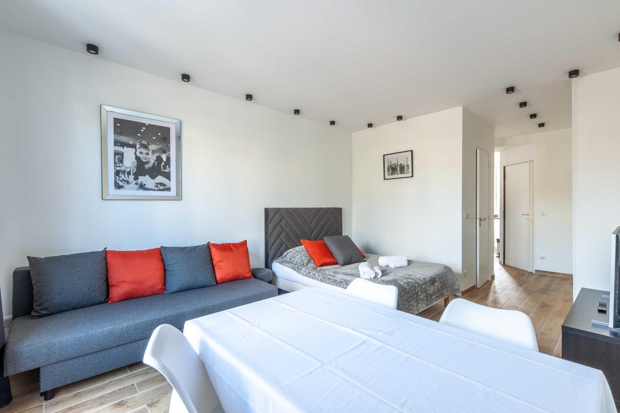 Studio Sleeps 4 With Terrace, 500M Place Morny دوفييل المظهر الخارجي الصورة